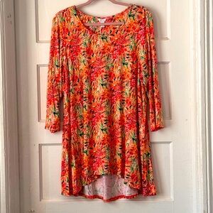 Intro Floral Scoop Neck 3/4 Sleeve Pleated Back
High-Low Hem Legging T Shirt 2X